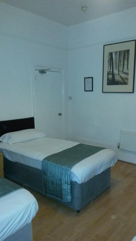 Cedars House Hotel Croydon Room photo