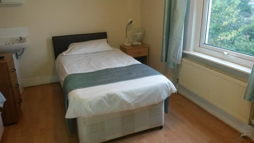 Cedars House Hotel Croydon Room photo